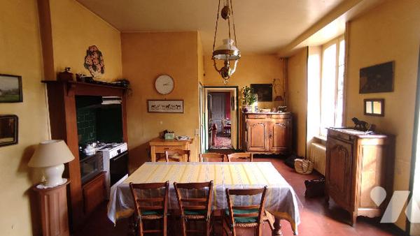 Demeure de prestige de 10 pièces pour 280 m2 habitables proche centre ville.