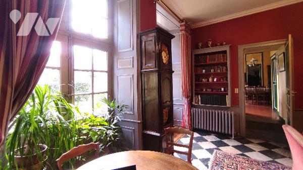 Demeure de prestige de 10 pièces pour 280 m2 habitables proche centre ville.