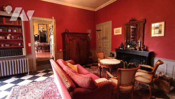 Demeure de prestige de 10 pièces pour 280 m2 habitables proche centre ville.