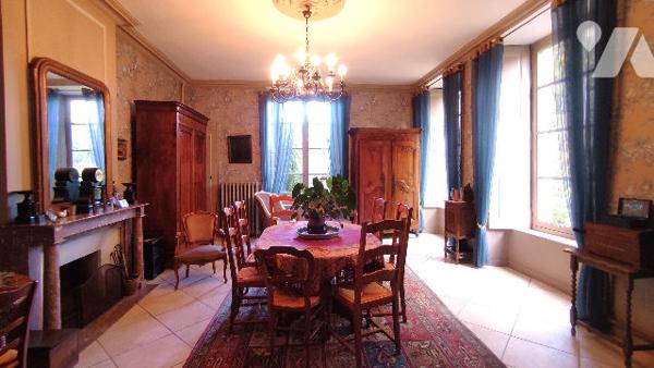 Demeure de prestige de 10 pièces pour 280 m2 habitables proche centre ville.