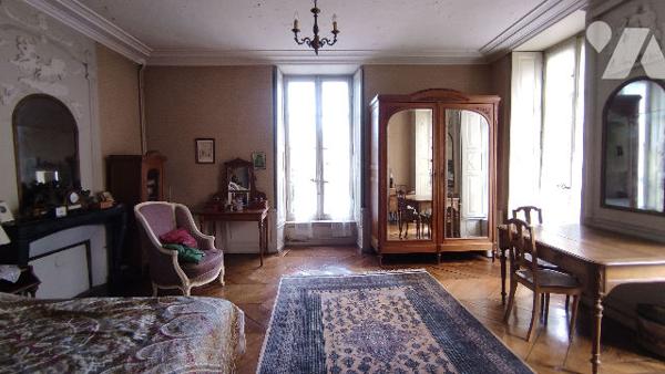 Demeure de prestige de 10 pièces pour 280 m2 habitables proche centre ville.