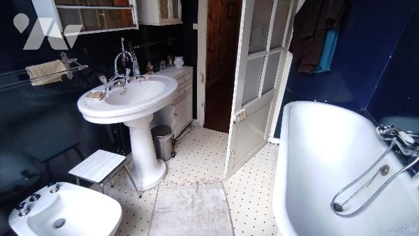 Demeure de prestige de 10 pièces pour 280 m2 habitables proche centre ville.