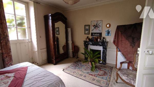 Demeure de prestige de 10 pièces pour 280 m2 habitables proche centre ville.