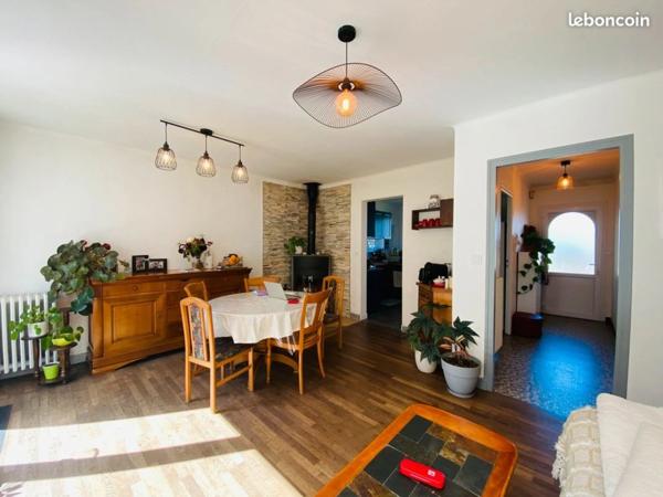 Maison rénovée à vendre en centre ville avec appartement T3 indépendant à ROSTRENEN (22) + terrain et dépendances