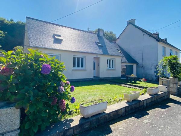 Maison rénovée à vendre en centre ville avec appartement T3 indépendant à ROSTRENEN (22) + terrain et dépendances
