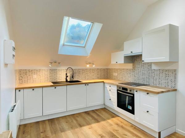 Maison rénovée à vendre en centre ville avec appartement T3 indépendant à ROSTRENEN (22) + terrain et dépendances