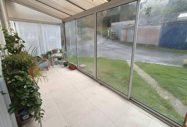 Maison rénovée à vendre en centre ville avec appartement T3 indépendant à ROSTRENEN (22) + terrain et dépendances