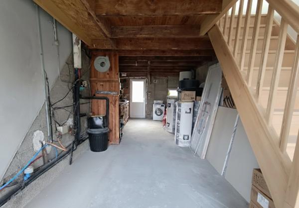 Maison rénovée à vendre en centre ville avec appartement T3 indépendant à ROSTRENEN (22) + terrain et dépendances