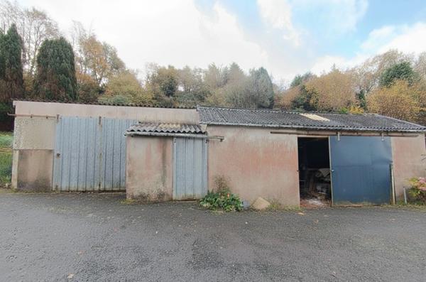 Maison rénovée à vendre en centre ville avec appartement T3 indépendant à ROSTRENEN (22) + terrain et dépendances