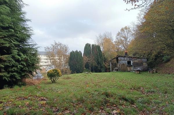 Maison rénovée à vendre en centre ville avec appartement T3 indépendant à ROSTRENEN (22) + terrain et dépendances