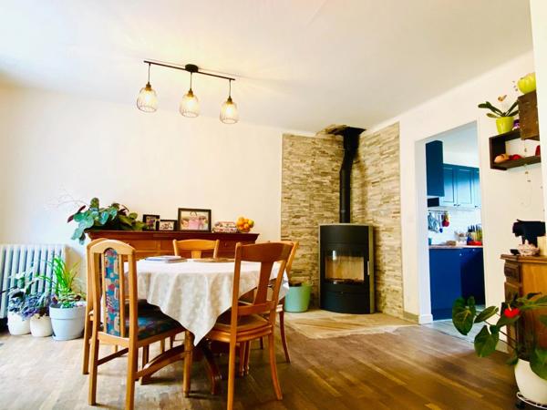 Maison rénovée à vendre en centre ville avec appartement T3 indépendant à ROSTRENEN (22) + terrain et dépendances