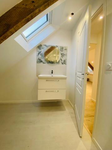 Maison rénovée à vendre en centre ville avec appartement T3 indépendant à ROSTRENEN (22) + terrain et dépendances