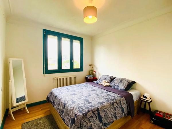 Maison rénovée à vendre en centre ville avec appartement T3 indépendant à ROSTRENEN (22) + terrain et dépendances