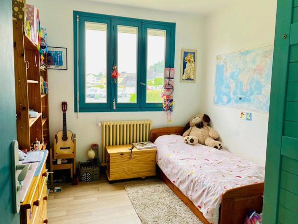 Maison rénovée à vendre en centre ville avec appartement T3 indépendant à ROSTRENEN (22) + terrain et dépendances