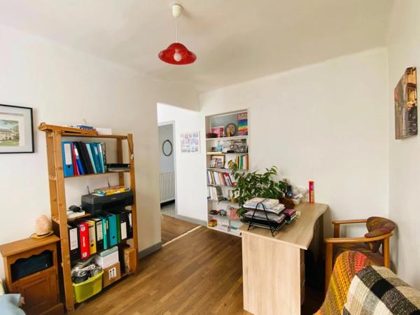 Maison rénovée à vendre en centre ville avec appartement T3 indépendant à ROSTRENEN (22) + terrain et dépendances