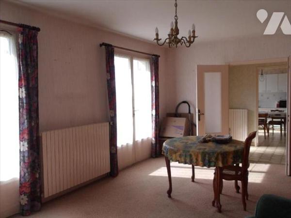 BOUSSAC (23) CREUSE, A vendre maison années 70 élevée sur sous-sol semi-enterrée (composé d'une...