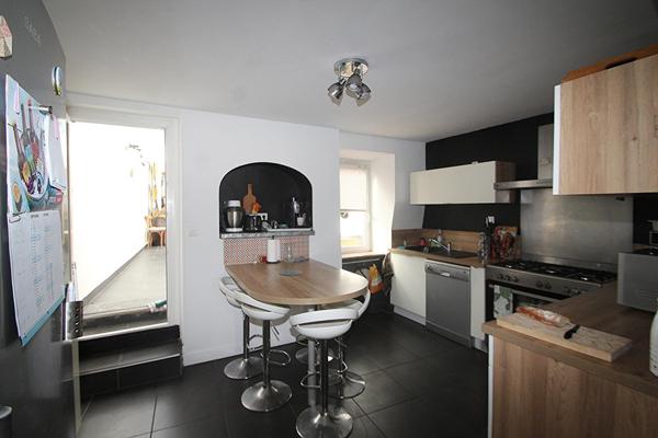 MAISON DE VILLAGE AVEC GARAGE ET JARDIN