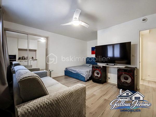IDÉAL PREMIER ACHAT OU INVESTISSEMENT LOCATIF !

Venez découvrir ce charmant studio de 24,34 m², idéalement situé en plein cœur de Goussainville, à proximité des commerces, des commodités et de la gare.
Situé au premier étage d'une petite copropriété, cet appartement offre un agencement fonctionnel et optimisé.
Il se compose d'une entrée desservant une agréable pièce de vie avec son espace cuisine et un coin nuit, permettant de profiter d'un espace de vie bien organisé.
Une salle d'eau avec WC complète ce bien.

LE VÉRITABLE ATOUT DE CET APPARTEMENT ?
Une place de stationnement privative, couverte et sécurisée par un portail, un avantage appréciable en plein centre-ville !

UN EMPLACEMENT PRIVILÉGIÉ
Vous profiterez d'un quotidien facilité grâce à la proximité des commerces, des transports et de toutes les commodités.
Que vous soyez à la recherche de votre premier appartement ou d'un investissement locatif, ce studio représente une belle opportunité grâce à son emplacement et à son stationnement privatif.

Une visite s'impose !

Contactez-moi dès maintenant pour obtenir davantage de renseignements ou organiser une visite.