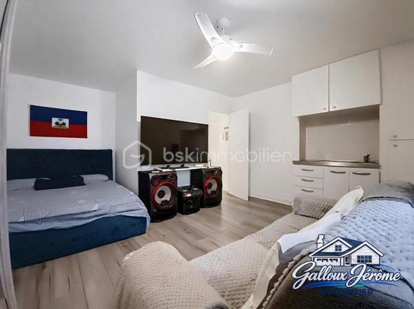 IDÉAL PREMIER ACHAT OU INVESTISSEMENT LOCATIF !

Venez découvrir ce charmant studio de 24,34 m², idéalement situé en plein cœur de Goussainville, à proximité des commerces, des commodités et de la gare.
Situé au premier étage d'une petite copropriété, cet appartement offre un agencement fonctionnel et optimisé.
Il se compose d'une entrée desservant une agréable pièce de vie avec son espace cuisine et un coin nuit, permettant de profiter d'un espace de vie bien organisé.
Une salle d'eau avec WC complète ce bien.

LE VÉRITABLE ATOUT DE CET APPARTEMENT ?
Une place de stationnement privative, couverte et sécurisée par un portail, un avantage appréciable en plein centre-ville !

UN EMPLACEMENT PRIVILÉGIÉ
Vous profiterez d'un quotidien facilité grâce à la proximité des commerces, des transports et de toutes les commodités.
Que vous soyez à la recherche de votre premier appartement ou d'un investissement locatif, ce studio représente une belle opportunité grâce à son emplacement et à son stationnement privatif.

Une visite s'impose !

Contactez-moi dès maintenant pour obtenir davantage de renseignements ou organiser une visite.