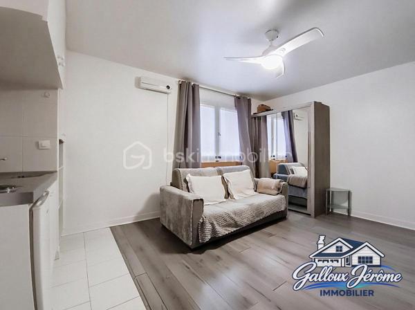 IDÉAL PREMIER ACHAT OU INVESTISSEMENT LOCATIF !

Venez découvrir ce charmant studio de 24,34 m², idéalement situé en plein cœur de Goussainville, à proximité des commerces, des commodités et de la gare.
Situé au premier étage d'une petite copropriété, cet appartement offre un agencement fonctionnel et optimisé.
Il se compose d'une entrée desservant une agréable pièce de vie avec son espace cuisine et un coin nuit, permettant de profiter d'un espace de vie bien organisé.
Une salle d'eau avec WC complète ce bien.

LE VÉRITABLE ATOUT DE CET APPARTEMENT ?
Une place de stationnement privative, couverte et sécurisée par un portail, un avantage appréciable en plein centre-ville !

UN EMPLACEMENT PRIVILÉGIÉ
Vous profiterez d'un quotidien facilité grâce à la proximité des commerces, des transports et de toutes les commodités.
Que vous soyez à la recherche de votre premier appartement ou d'un investissement locatif, ce studio représente une belle opportunité grâce à son emplacement et à son stationnement privatif.

Une visite s'impose !

Contactez-moi dès maintenant pour obtenir davantage de renseignements ou organiser une visite.