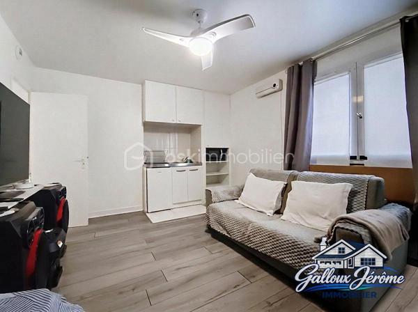IDÉAL PREMIER ACHAT OU INVESTISSEMENT LOCATIF !

Venez découvrir ce charmant studio de 24,34 m², idéalement situé en plein cœur de Goussainville, à proximité des commerces, des commodités et de la gare.
Situé au premier étage d'une petite copropriété, cet appartement offre un agencement fonctionnel et optimisé.
Il se compose d'une entrée desservant une agréable pièce de vie avec son espace cuisine et un coin nuit, permettant de profiter d'un espace de vie bien organisé.
Une salle d'eau avec WC complète ce bien.

LE VÉRITABLE ATOUT DE CET APPARTEMENT ?
Une place de stationnement privative, couverte et sécurisée par un portail, un avantage appréciable en plein centre-ville !

UN EMPLACEMENT PRIVILÉGIÉ
Vous profiterez d'un quotidien facilité grâce à la proximité des commerces, des transports et de toutes les commodités.
Que vous soyez à la recherche de votre premier appartement ou d'un investissement locatif, ce studio représente une belle opportunité grâce à son emplacement et à son stationnement privatif.

Une visite s'impose !

Contactez-moi dès maintenant pour obtenir davantage de renseignements ou organiser une visite.