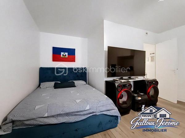 IDÉAL PREMIER ACHAT OU INVESTISSEMENT LOCATIF !

Venez découvrir ce charmant studio de 24,34 m², idéalement situé en plein cœur de Goussainville, à proximité des commerces, des commodités et de la gare.
Situé au premier étage d'une petite copropriété, cet appartement offre un agencement fonctionnel et optimisé.
Il se compose d'une entrée desservant une agréable pièce de vie avec son espace cuisine et un coin nuit, permettant de profiter d'un espace de vie bien organisé.
Une salle d'eau avec WC complète ce bien.

LE VÉRITABLE ATOUT DE CET APPARTEMENT ?
Une place de stationnement privative, couverte et sécurisée par un portail, un avantage appréciable en plein centre-ville !

UN EMPLACEMENT PRIVILÉGIÉ
Vous profiterez d'un quotidien facilité grâce à la proximité des commerces, des transports et de toutes les commodités.
Que vous soyez à la recherche de votre premier appartement ou d'un investissement locatif, ce studio représente une belle opportunité grâce à son emplacement et à son stationnement privatif.

Une visite s'impose !

Contactez-moi dès maintenant pour obtenir davantage de renseignements ou organiser une visite.