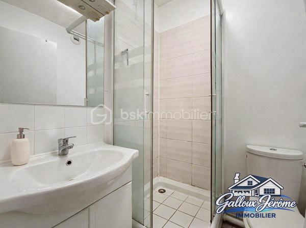 IDÉAL PREMIER ACHAT OU INVESTISSEMENT LOCATIF !

Venez découvrir ce charmant studio de 24,34 m², idéalement situé en plein cœur de Goussainville, à proximité des commerces, des commodités et de la gare.
Situé au premier étage d'une petite copropriété, cet appartement offre un agencement fonctionnel et optimisé.
Il se compose d'une entrée desservant une agréable pièce de vie avec son espace cuisine et un coin nuit, permettant de profiter d'un espace de vie bien organisé.
Une salle d'eau avec WC complète ce bien.

LE VÉRITABLE ATOUT DE CET APPARTEMENT ?
Une place de stationnement privative, couverte et sécurisée par un portail, un avantage appréciable en plein centre-ville !

UN EMPLACEMENT PRIVILÉGIÉ
Vous profiterez d'un quotidien facilité grâce à la proximité des commerces, des transports et de toutes les commodités.
Que vous soyez à la recherche de votre premier appartement ou d'un investissement locatif, ce studio représente une belle opportunité grâce à son emplacement et à son stationnement privatif.

Une visite s'impose !

Contactez-moi dès maintenant pour obtenir davantage de renseignements ou organiser une visite.