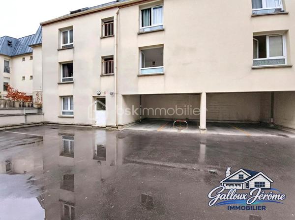 IDÉAL PREMIER ACHAT OU INVESTISSEMENT LOCATIF !

Venez découvrir ce charmant studio de 24,34 m², idéalement situé en plein cœur de Goussainville, à proximité des commerces, des commodités et de la gare.
Situé au premier étage d'une petite copropriété, cet appartement offre un agencement fonctionnel et optimisé.
Il se compose d'une entrée desservant une agréable pièce de vie avec son espace cuisine et un coin nuit, permettant de profiter d'un espace de vie bien organisé.
Une salle d'eau avec WC complète ce bien.

LE VÉRITABLE ATOUT DE CET APPARTEMENT ?
Une place de stationnement privative, couverte et sécurisée par un portail, un avantage appréciable en plein centre-ville !

UN EMPLACEMENT PRIVILÉGIÉ
Vous profiterez d'un quotidien facilité grâce à la proximité des commerces, des transports et de toutes les commodités.
Que vous soyez à la recherche de votre premier appartement ou d'un investissement locatif, ce studio représente une belle opportunité grâce à son emplacement et à son stationnement privatif.

Une visite s'impose !

Contactez-moi dès maintenant pour obtenir davantage de renseignements ou organiser une visite.
