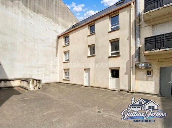 IDÉAL PREMIER ACHAT OU INVESTISSEMENT LOCATIF !

Venez découvrir ce charmant studio de 24,34 m², idéalement situé en plein cœur de Goussainville, à proximité des commerces, des commodités et de la gare.
Situé au premier étage d'une petite copropriété, cet appartement offre un agencement fonctionnel et optimisé.
Il se compose d'une entrée desservant une agréable pièce de vie avec son espace cuisine et un coin nuit, permettant de profiter d'un espace de vie bien organisé.
Une salle d'eau avec WC complète ce bien.

LE VÉRITABLE ATOUT DE CET APPARTEMENT ?
Une place de stationnement privative, couverte et sécurisée par un portail, un avantage appréciable en plein centre-ville !

UN EMPLACEMENT PRIVILÉGIÉ
Vous profiterez d'un quotidien facilité grâce à la proximité des commerces, des transports et de toutes les commodités.
Que vous soyez à la recherche de votre premier appartement ou d'un investissement locatif, ce studio représente une belle opportunité grâce à son emplacement et à son stationnement privatif.

Une visite s'impose !

Contactez-moi dès maintenant pour obtenir davantage de renseignements ou organiser une visite.