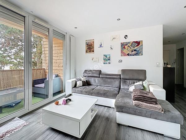 Nantes Bout des Pavés : A mi chemin entre le C2 et le tram ligne 2, appartement T3 entièrement rénové, 2 chambres, balcon, cuisine aménagée et équipée, cave.