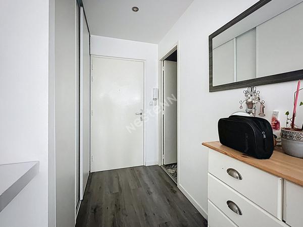 Nantes Bout des Pavés : A mi chemin entre le C2 et le tram ligne 2, appartement T3 entièrement rénové, 2 chambres, balcon, cuisine aménagée et équipée, cave.