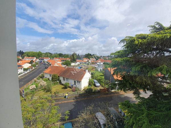 Nantes Bout des Pavés : A mi chemin entre le C2 et le tram ligne 2, appartement T3 entièrement rénové, 2 chambres, balcon, cuisine aménagée et équipée, cave.
