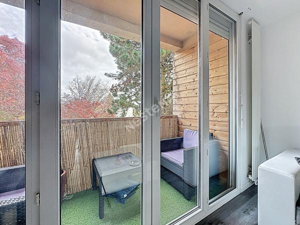 Nantes Bout des Pavés : A mi chemin entre le C2 et le tram ligne 2, appartement T3 entièrement rénové, 2 chambres, balcon, cuisine aménagée et équipée, cave.