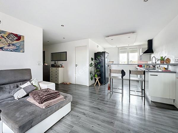 Nantes Bout des Pavés : A mi chemin entre le C2 et le tram ligne 2, appartement T3 entièrement rénové, 2 chambres, balcon, cuisine aménagée et équipée, cave.