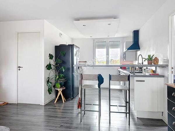 Nantes Bout des Pavés : A mi chemin entre le C2 et le tram ligne 2, appartement T3 entièrement rénové, 2 chambres, balcon, cuisine aménagée et équipée, cave.