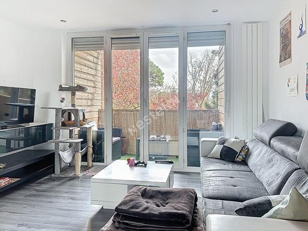 Nantes Bout des Pavés : A mi chemin entre le C2 et le tram ligne 2, appartement T3 entièrement rénové, 2 chambres, balcon, cuisine aménagée et équipée, cave.