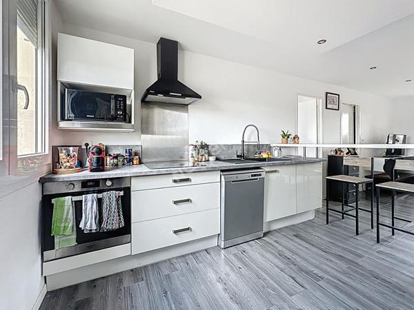 Nantes Bout des Pavés : A mi chemin entre le C2 et le tram ligne 2, appartement T3 entièrement rénové, 2 chambres, balcon, cuisine aménagée et équipée, cave.