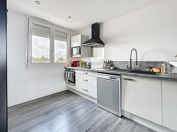 Nantes Bout des Pavés : A mi chemin entre le C2 et le tram ligne 2, appartement T3 entièrement rénové, 2 chambres, balcon, cuisine aménagée et équipée, cave.