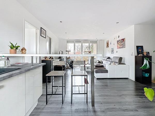 Nantes Bout des Pavés : A mi chemin entre le C2 et le tram ligne 2, appartement T3 entièrement rénové, 2 chambres, balcon, cuisine aménagée et équipée, cave.