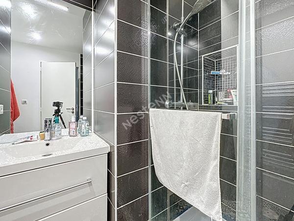 Nantes Bout des Pavés : A mi chemin entre le C2 et le tram ligne 2, appartement T3 entièrement rénové, 2 chambres, balcon, cuisine aménagée et équipée, cave.