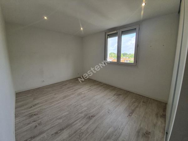 Nantes Bout des Pavés : A mi chemin entre le C2 et le tram ligne 2, appartement T3 entièrement rénové, 2 chambres, balcon, cuisine aménagée et équipée, cave.