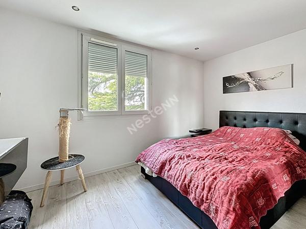 Nantes Bout des Pavés : A mi chemin entre le C2 et le tram ligne 2, appartement T3 entièrement rénové, 2 chambres, balcon, cuisine aménagée et équipée, cave.