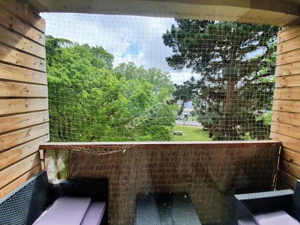 Nantes Bout des Pavés : A mi chemin entre le C2 et le tram ligne 2, appartement T3 entièrement rénové, 2 chambres, balcon, cuisine aménagée et équipée, cave.