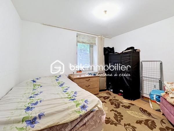 EXCLUSIVITÉ BSK IMMOBILIER – IMMEUBLE DE RAPPORT PROCHE DE TOUTES LES COMMODITÉS

Investisseurs, découvrez en exclusivité cet immeuble de rapport idéalement situé à proximité immédiate des commerces, écoles, transports et services.

L'ensemble immobilier se compose de trois appartements :

Au rez-de-chaussée :

Appartement T2 d'environ 35 m2 actuellement libre pour la vente
Une pièce de vie avec kitchenette,
Une chambre,
Une salle d'eau avec WC. Une cave. Chauffage individuel électrique

Appartement T3 d'environ 65m2 actuellement libre pour la vente
Une pièce de vie avec cuisine,
Deux chambres,
Une salle d'eau avec espace buanderie,
Un cellier. Une cave Chauffage individuel électrique

Au 1er étage :

Appartement T3 d'environ 77 m², actuellement loué 495 € (bail précaire) hors charges, bénéficiant d'une entrée indépendante et comprenant :
Une terrasse,
Une cour privative,
Une cuisine aménagée,
Un salon-séjour,
Deux chambres,
Un bureau,
Une salle de bains,
Un cellier. Chauffage individuel Gaz

Les atouts de cet immeuble :

Fenêtres PVC double vitrage,
Compteurs d'eau individuels,
Compteurs électriques individuels,
Chauffage électrique pour les appartements du rez-de-chaussée,
Chaudière gaz pour l'appartement de l'étage,
Situation recherchée, proche de toutes les commodités.
Taxe foncière: 813€

Un bien offrant un excellent potentiel locatif avec des équipements permettant une gestion simplifiée des consommations.

Pour plus d'informations ou organiser une visite, contactez-moi sans tarder.