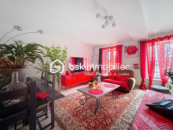 EXCLUSIVITÉ BSK IMMOBILIER – IMMEUBLE DE RAPPORT PROCHE DE TOUTES LES COMMODITÉS

Investisseurs, découvrez en exclusivité cet immeuble de rapport idéalement situé à proximité immédiate des commerces, écoles, transports et services.

L'ensemble immobilier se compose de trois appartements :

Au rez-de-chaussée :

Appartement T2 d'environ 35 m2 actuellement libre pour la vente
Une pièce de vie avec kitchenette,
Une chambre,
Une salle d'eau avec WC. Une cave. Chauffage individuel électrique

Appartement T3 d'environ 65m2 actuellement libre pour la vente
Une pièce de vie avec cuisine,
Deux chambres,
Une salle d'eau avec espace buanderie,
Un cellier. Une cave Chauffage individuel électrique

Au 1er étage :

Appartement T3 d'environ 77 m², actuellement loué 495 € (bail précaire) hors charges, bénéficiant d'une entrée indépendante et comprenant :
Une terrasse,
Une cour privative,
Une cuisine aménagée,
Un salon-séjour,
Deux chambres,
Un bureau,
Une salle de bains,
Un cellier. Chauffage individuel Gaz

Les atouts de cet immeuble :

Fenêtres PVC double vitrage,
Compteurs d'eau individuels,
Compteurs électriques individuels,
Chauffage électrique pour les appartements du rez-de-chaussée,
Chaudière gaz pour l'appartement de l'étage,
Situation recherchée, proche de toutes les commodités.
Taxe foncière: 813€

Un bien offrant un excellent potentiel locatif avec des équipements permettant une gestion simplifiée des consommations.

Pour plus d'informations ou organiser une visite, contactez-moi sans tarder.
