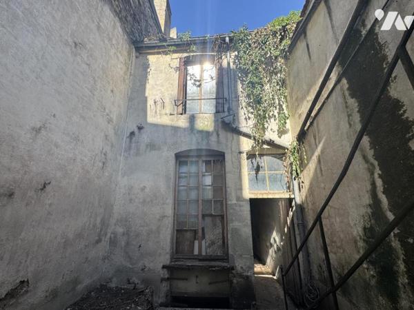 Immeuble complet avec deux locaux commerciaux 