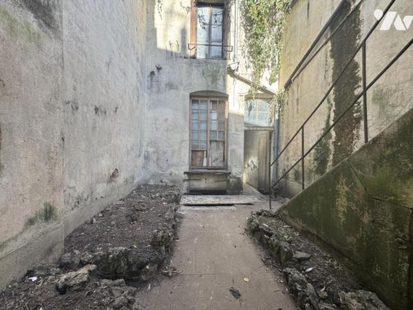 Immeuble complet avec deux locaux commerciaux 