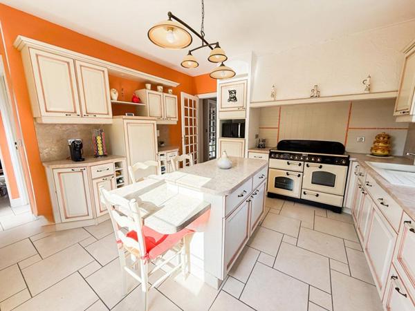 Maison semi plain-pied 220M², 5 à 6 chambres, sous sol complet jardin paysagé