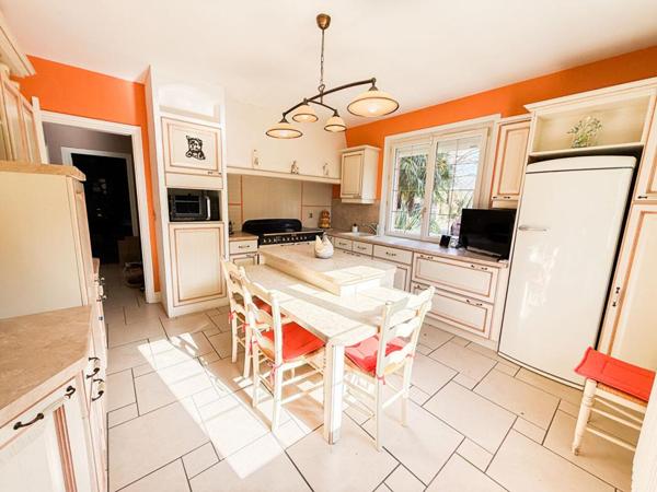 Maison semi plain-pied 220M², 5 à 6 chambres, sous sol complet jardin paysagé