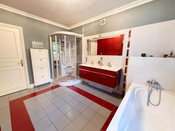 Maison semi plain-pied 220M², 5 à 6 chambres, sous sol complet jardin paysagé